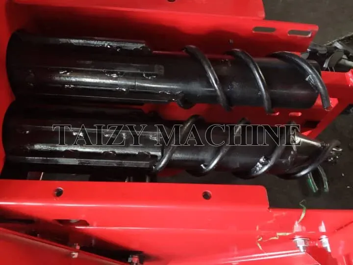 Prepare for Corn Harvest, You Need a Great Maize Harvesting Machine! 4 the blade of maize harvesting machine for cutting stalk