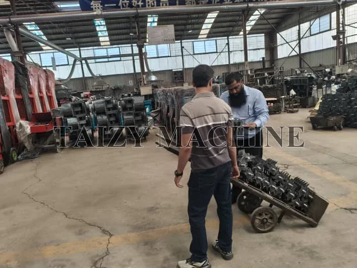 el cliente está inspeccionando las cuchillas