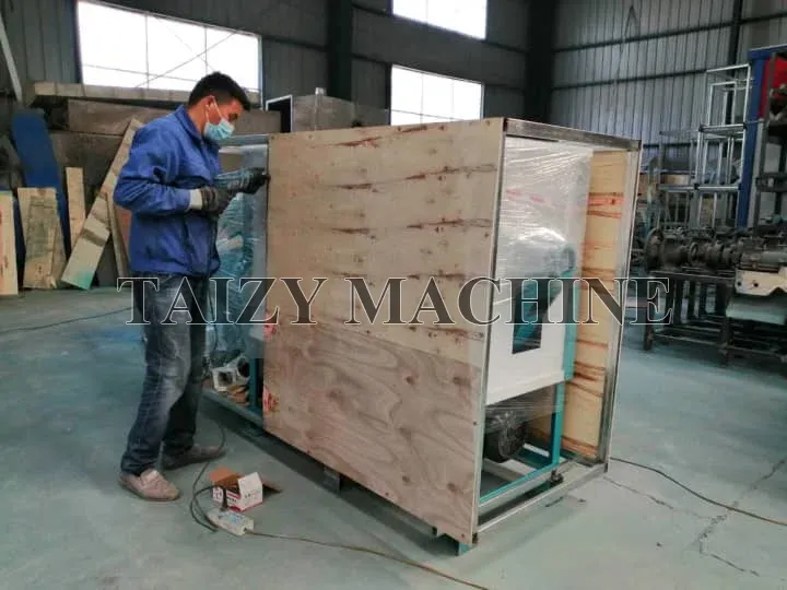 Electric Corn Grinder Machine Successfully Shipped To Mexico 2 workers are packaging the corn grinding machine