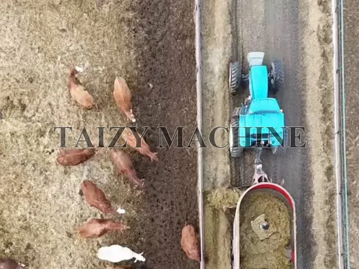 self-propelled silage distribution vehicle