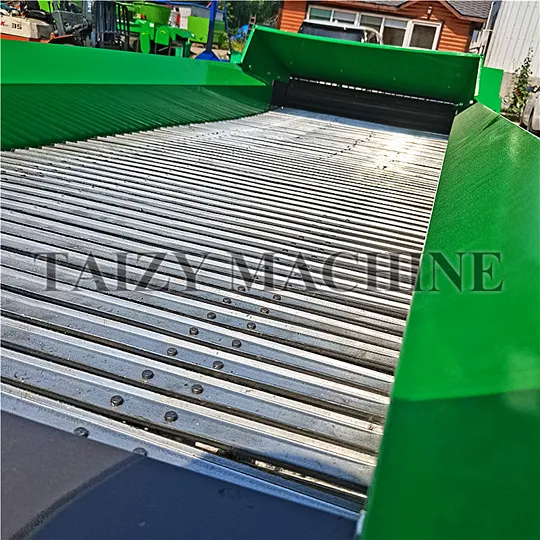 The internal conveyor chain of the chaff cutter is designed to feed materials smoothly and continuously into the cutting chamber. It features strong wear resistance, stable transmission, and efficient conveying performance, helping improve feeding efficiency and overall machine productivity.