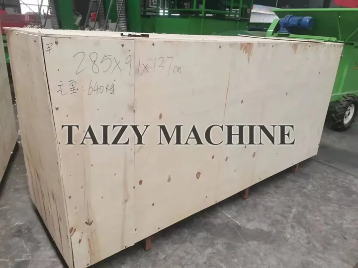 Using rectangular white wooden crates as transport packaging material makes it safer.