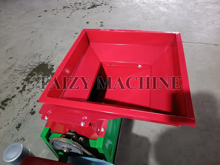 Maize Corn Sheller Machine for Fast and Efficient Kernel Separation 3 440*440 enlarged the feed inlet