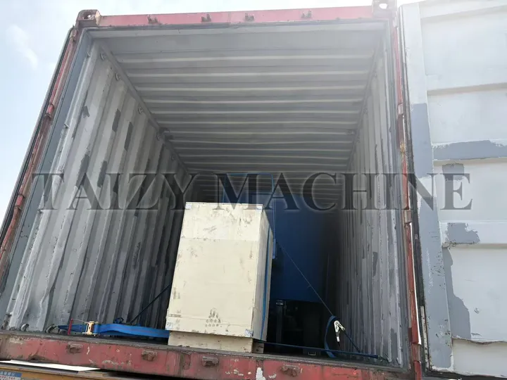 the loading of vertical mixer and hay cutting machine